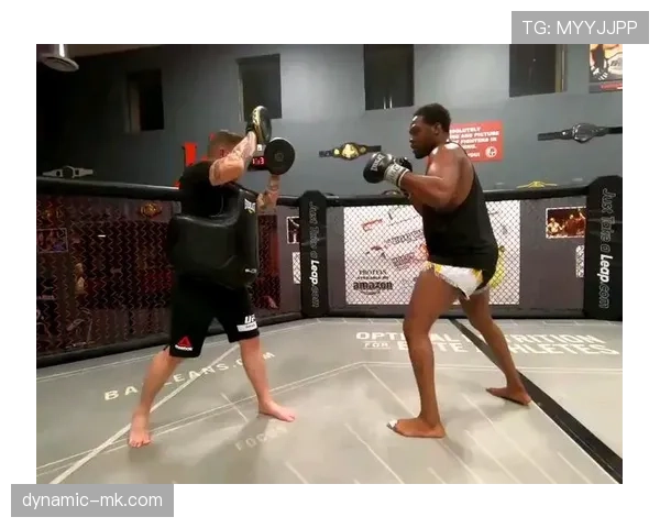 乔恩·琼斯又在深夜发训练视频，这自律劲儿是真不给人活路啊